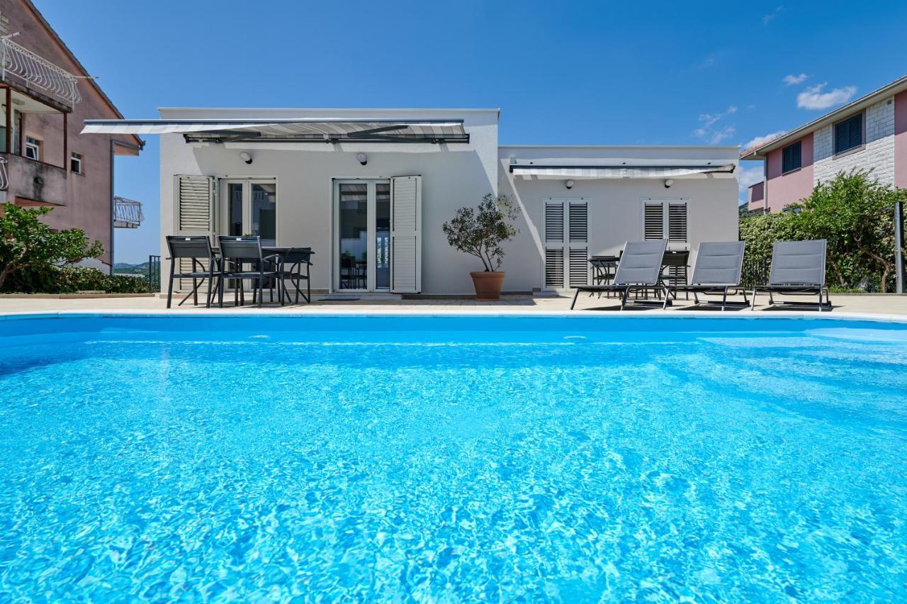 Nela & Sara - 2 Apartments With Heated Swimming Pool Seget Vranjica Exterior photo