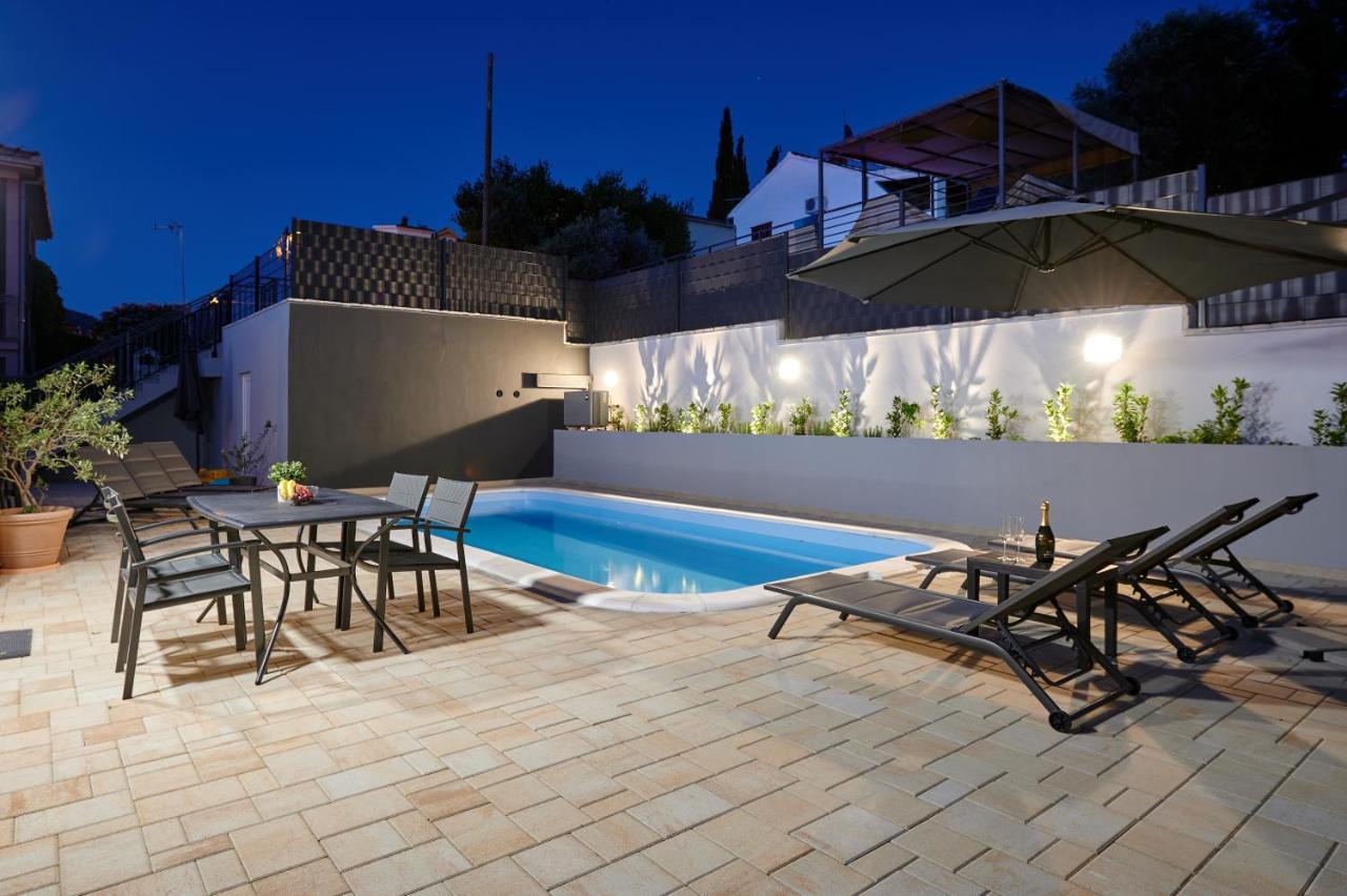 Nela & Sara - 2 Apartments With Heated Swimming Pool Seget Vranjica Exterior photo