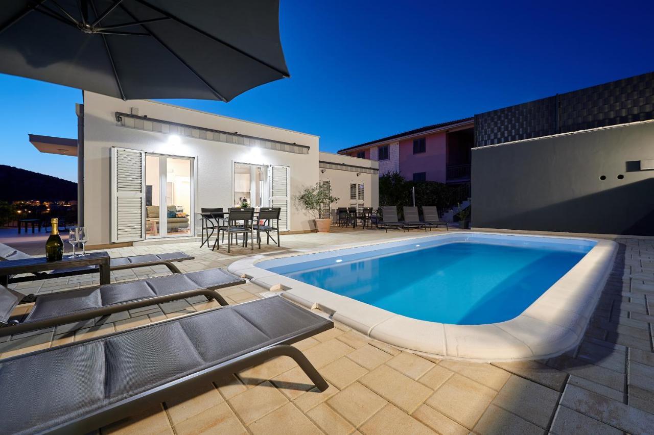 Nela & Sara - 2 Apartments With Heated Swimming Pool Seget Vranjica Exterior photo