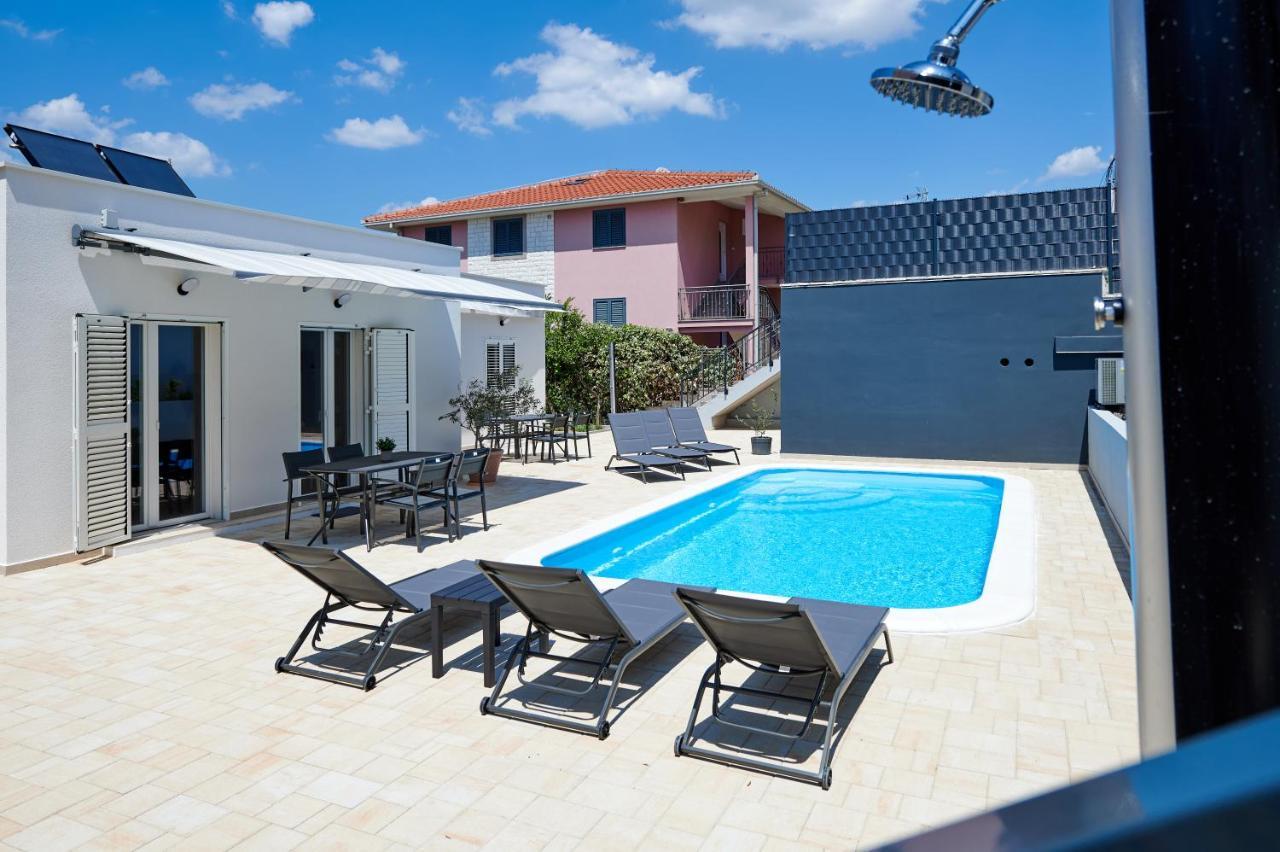 Nela & Sara - 2 Apartments With Heated Swimming Pool Seget Vranjica Exterior photo