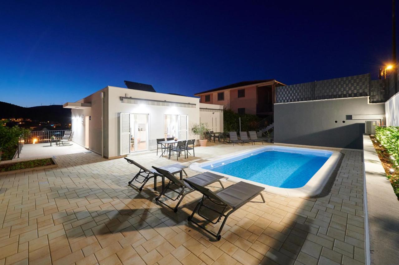 Nela & Sara - 2 Apartments With Heated Swimming Pool Seget Vranjica Exterior photo