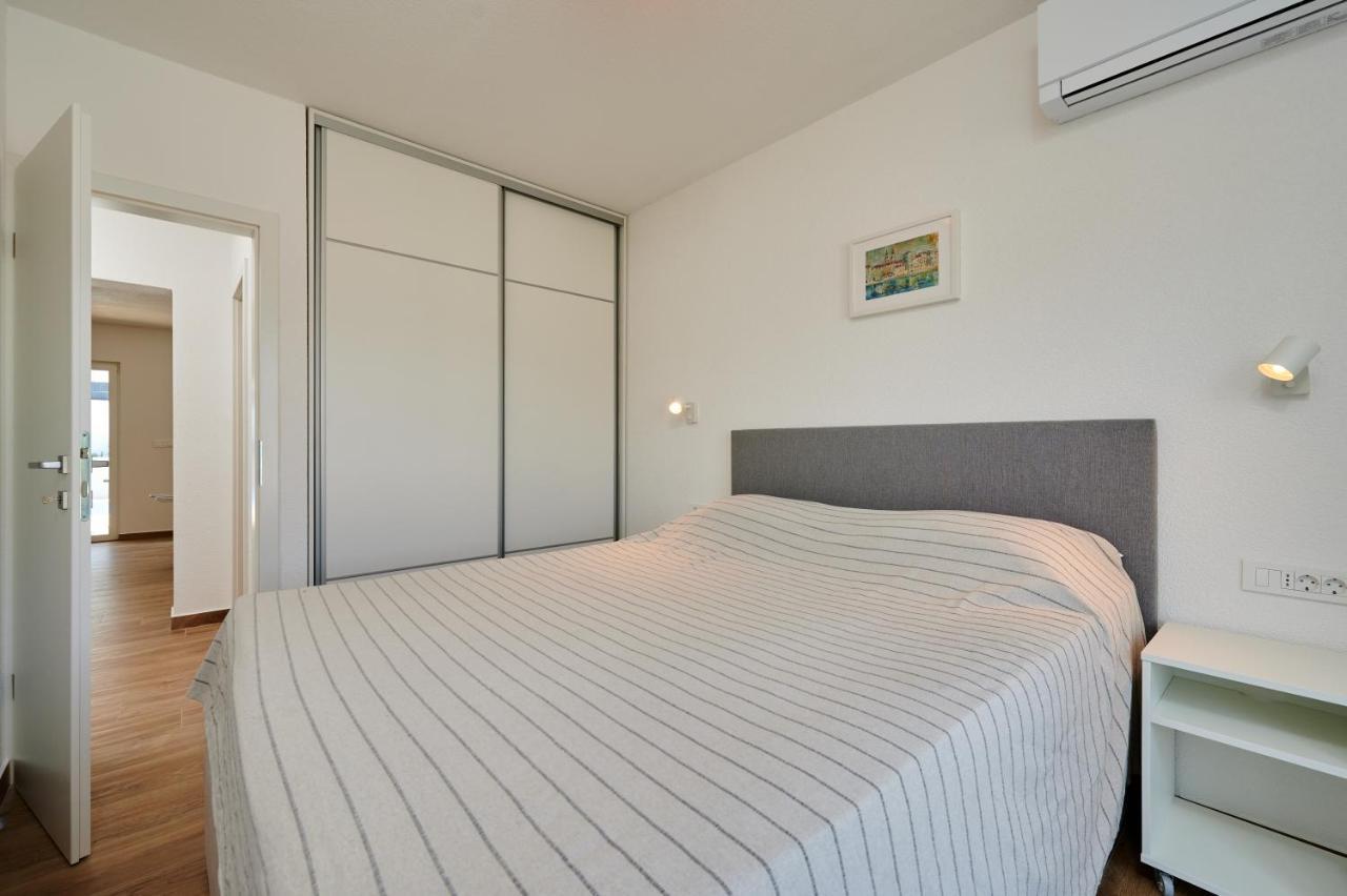 Nela & Sara - 2 Apartments With Heated Swimming Pool Seget Vranjica Exterior photo