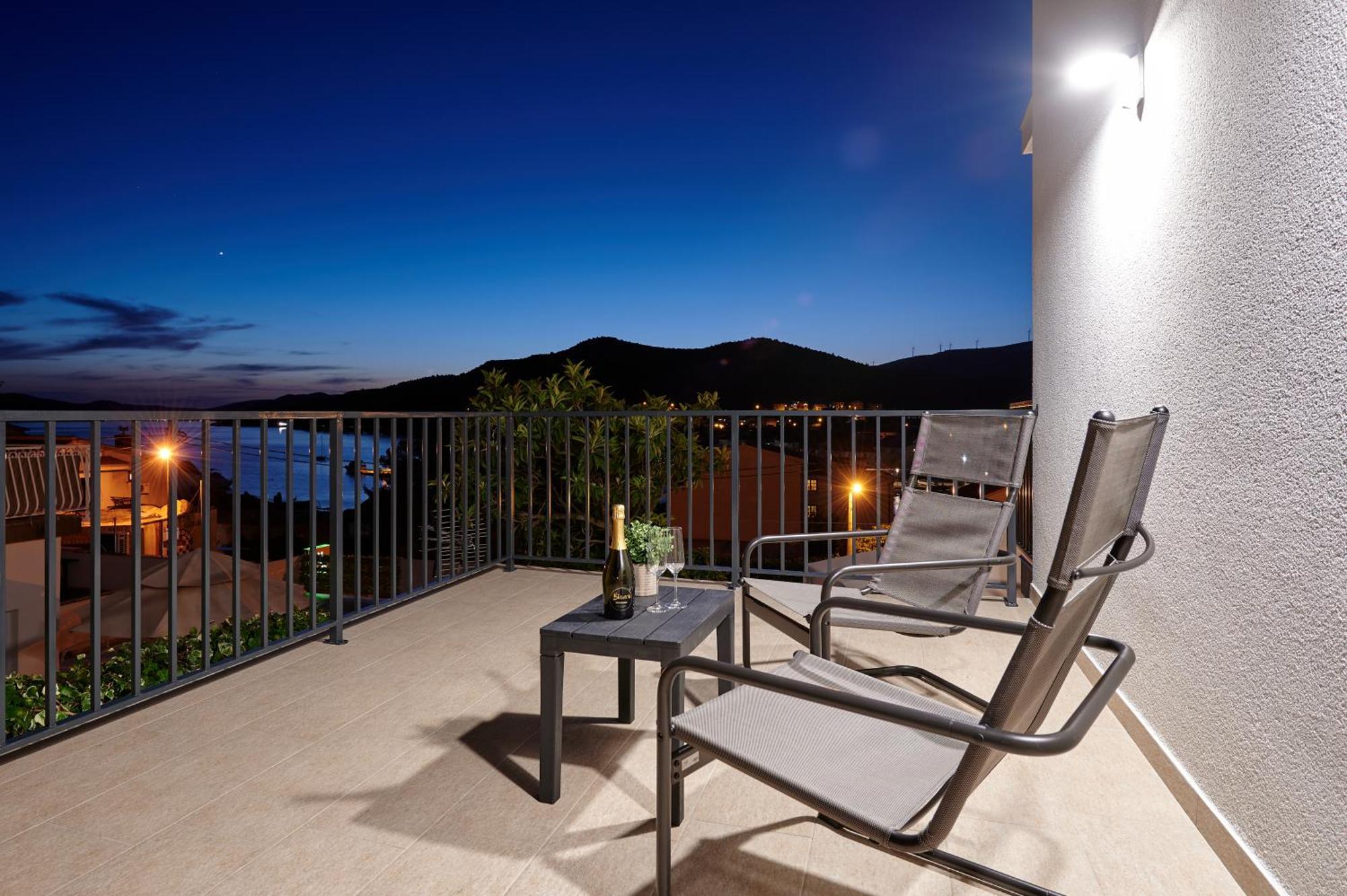 Nela & Sara - 2 Apartments With Heated Swimming Pool Seget Vranjica Exterior photo